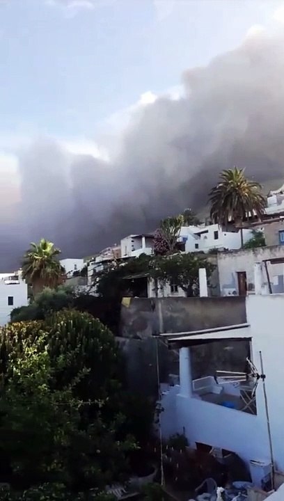 Stromboli, intensa nube di cenere lavica sulla sciara del fuoco