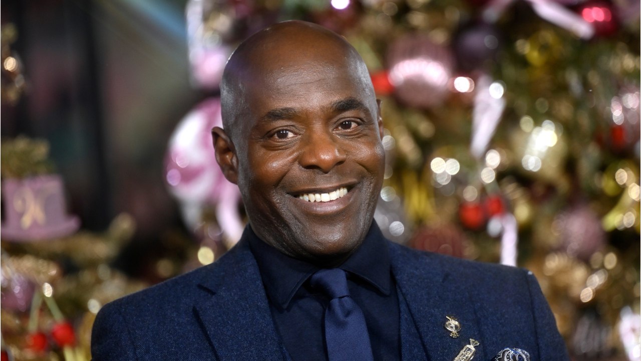 VOICI : Boat Story : qui est Paterson Joseph, l'interprète de Samuel ?