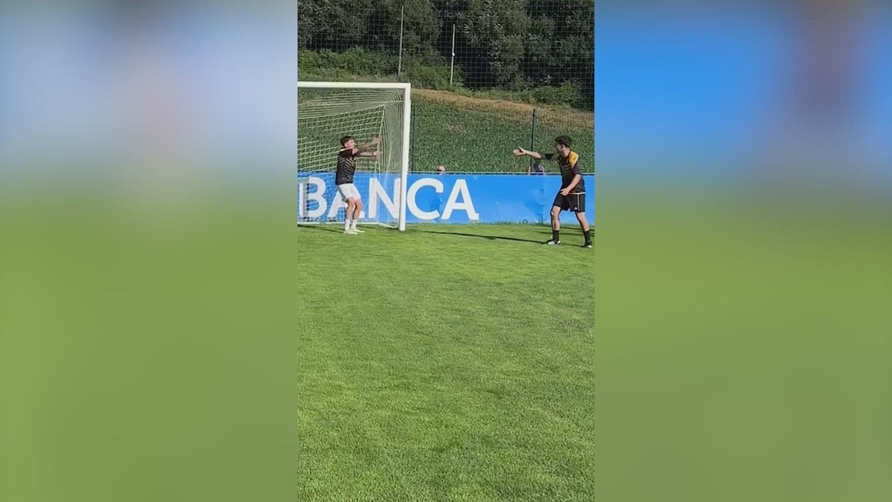 Lucas Pérez se enfrenta en un reto de fútbol a cinco 'influencers'
