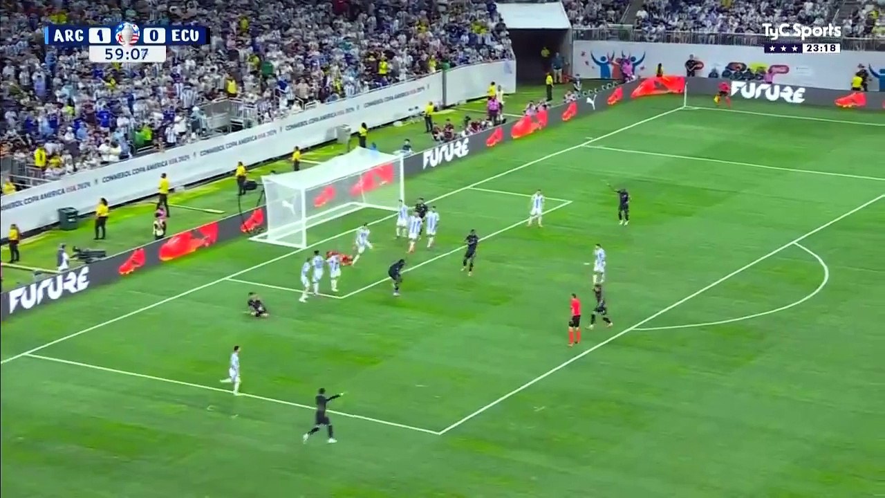 Penal para Ecuador por mano de De Paul