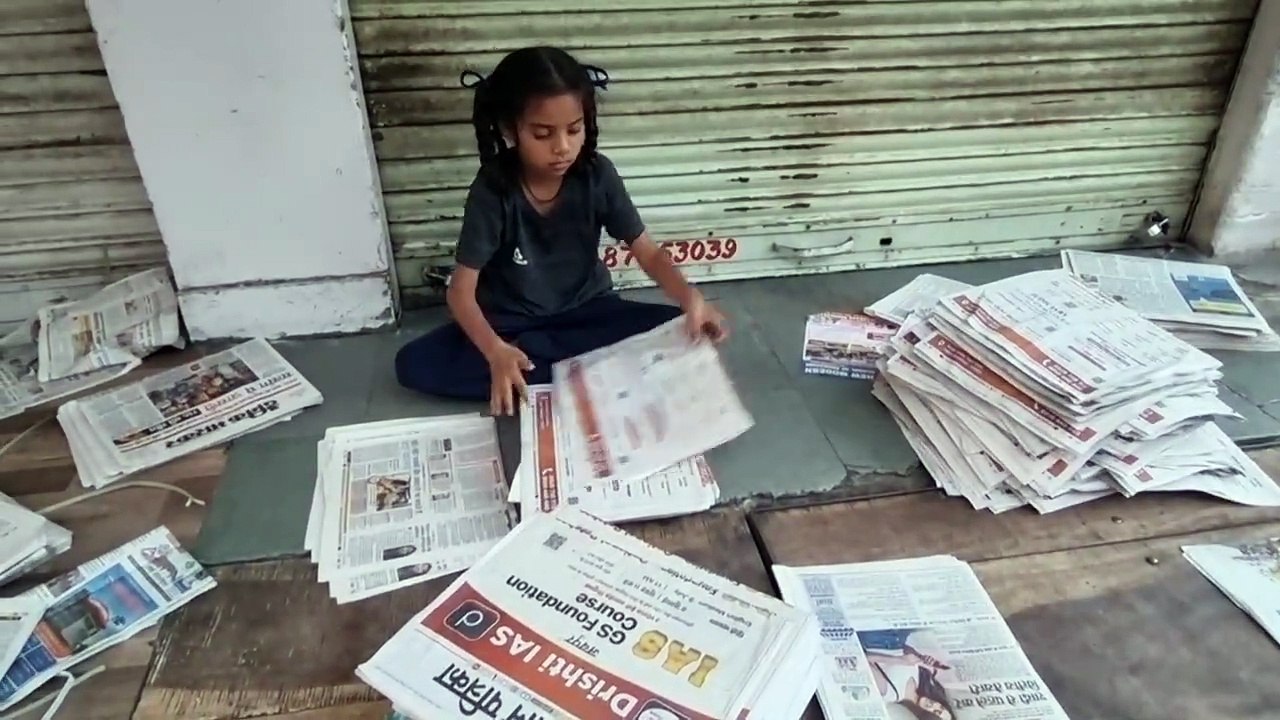 नौ साल की साक्षी ने थाम लिया अखबार का बंडल
