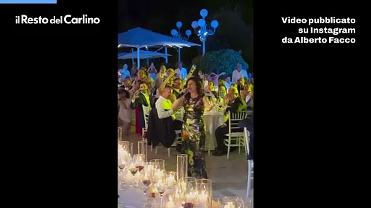 Giusy Ferreri canta al matrimonio di Simona Ventura