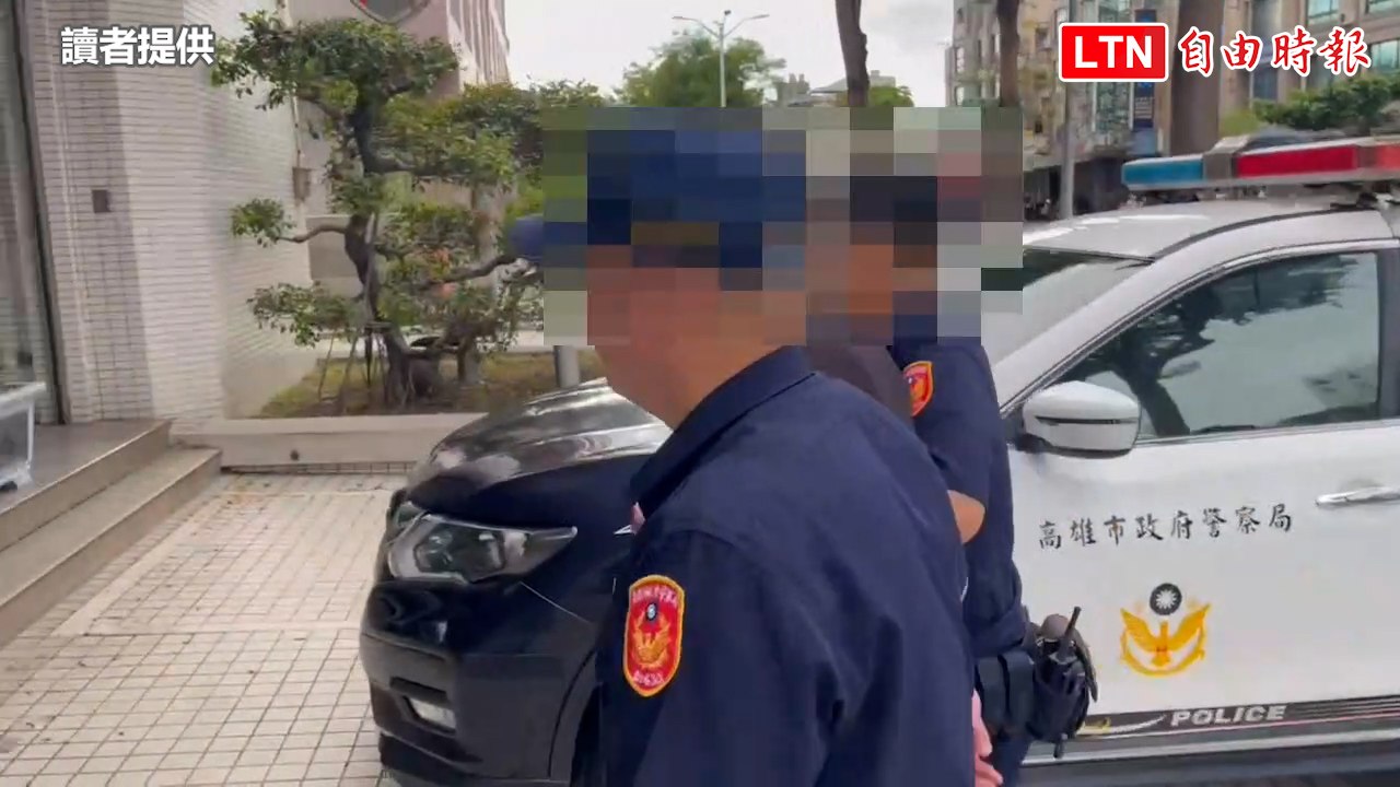 男騎車衝軍營被攔竟亮鋸子作勢攻擊 軍方優勢人力壓制（讀者提供）