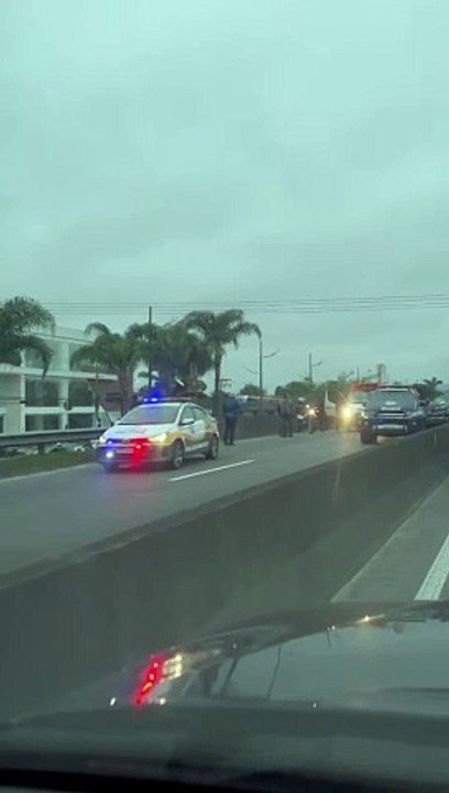 Viaturas da ROMU de Praia Grande colidem na Expressa Sul