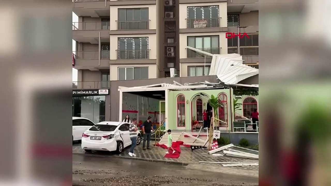 Film sahnesi değil gerçek... Adana'da bir anda fırtına koptu, Vinç devrildi, reklam panoları uçtu