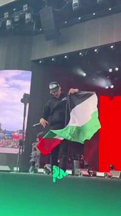 Freeze Corleone brandit le drapeau de la Palestine aux Ardentes