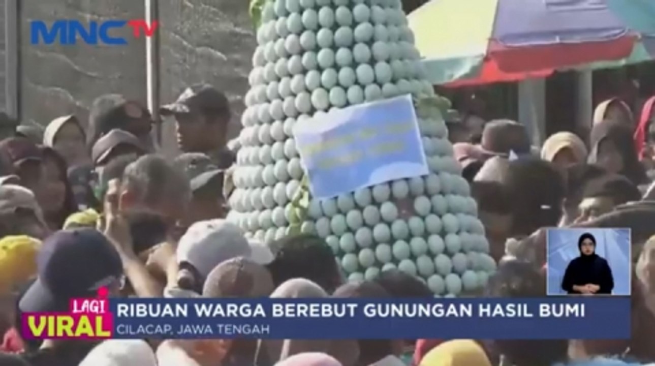 Tradisi Sedekah Bumi, Ribuan Warga Berebut Gunungan Hasil Bumi di Cilacap