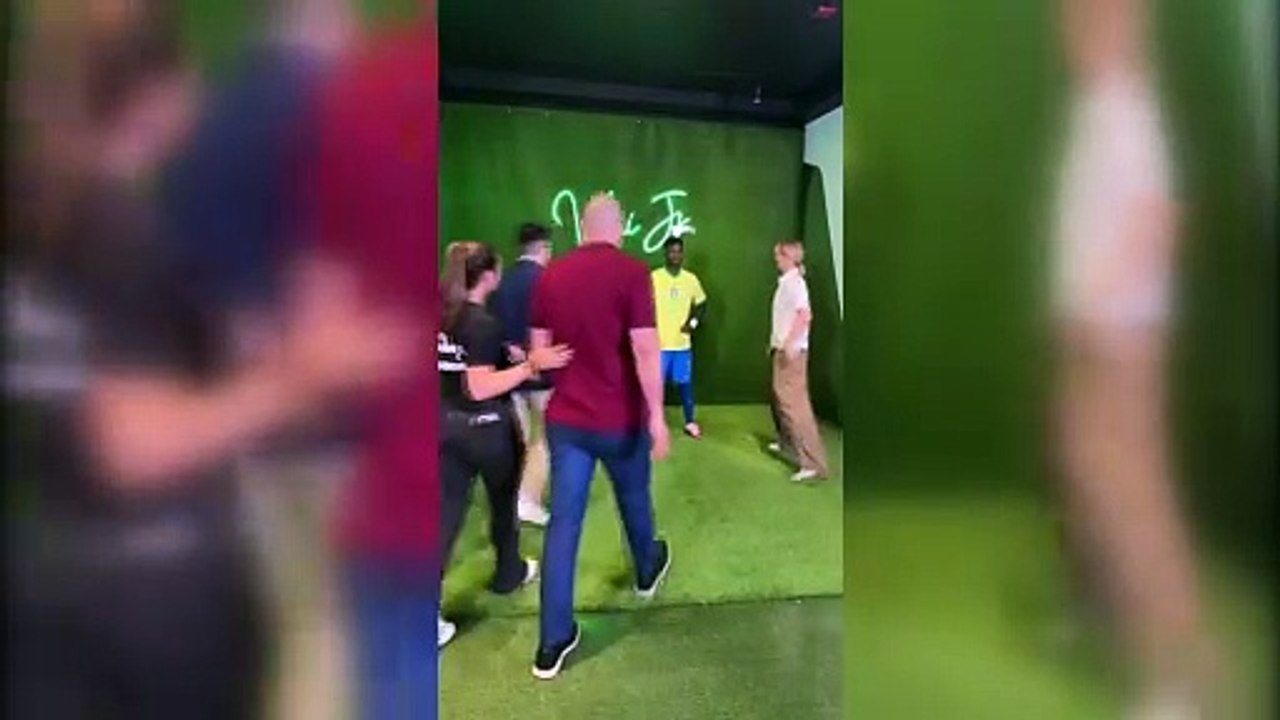 Heykel taklidi yapan Vinicius Junior, sevenlerinin aklını aldı!