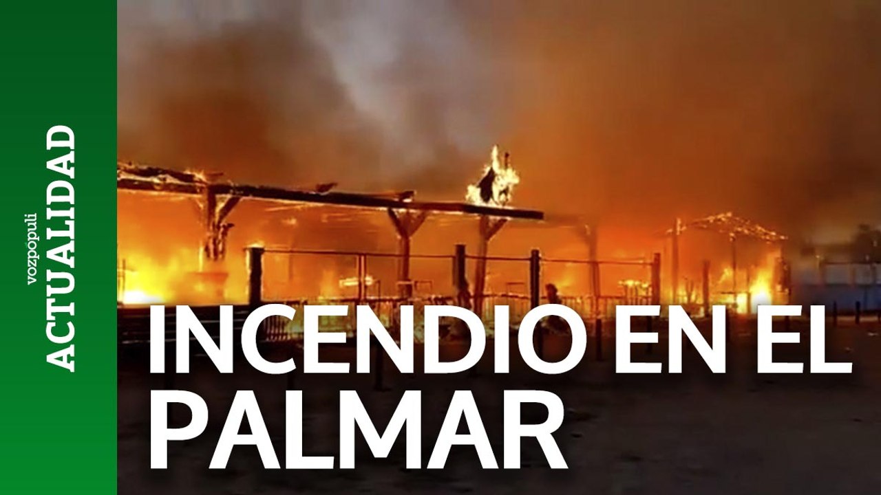 Incendio en el chiringuito El Arenal en el Palmar (Cádiz)
