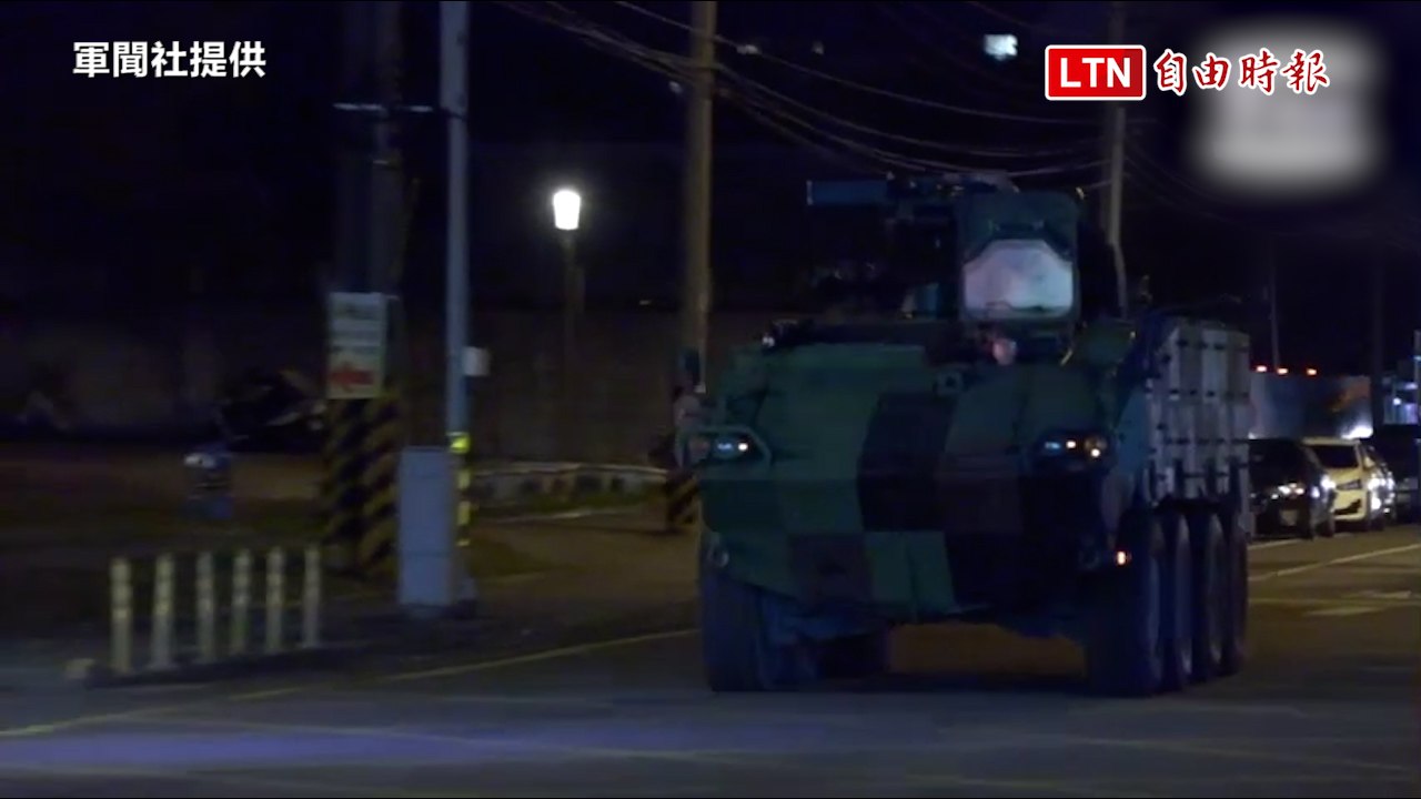 關起頭燈「摸黑」前行 裝甲586旅夜間戰術機動陣仗浩大（軍聞社提供）