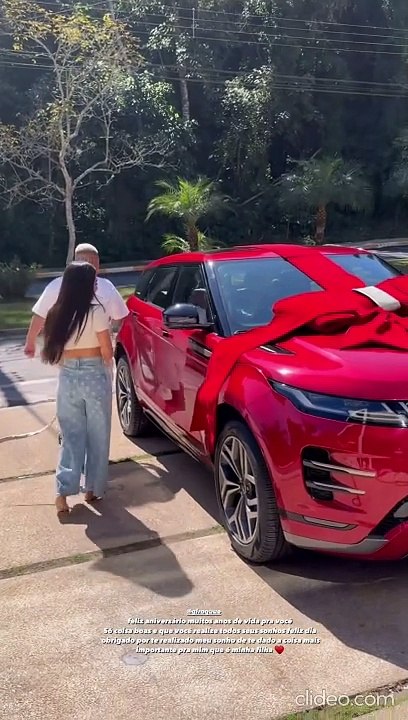 Presentão! MC Ryan SP presenteia namorada com mais um carro de luxo; veja