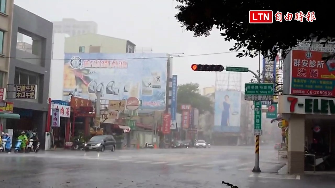 凱米颱風來襲    台南路樹、廣告招牌倒損54件