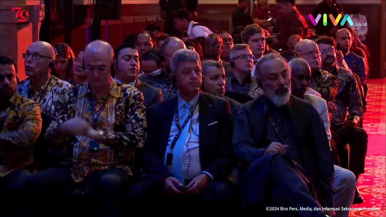 Jokowi Berikan Golden Visa Pertama untuk Pelatih STY