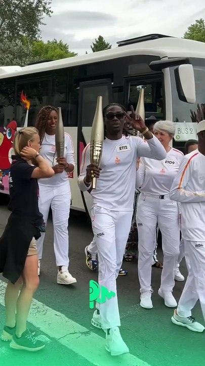 Gazo porte la flamme olympique à Paris