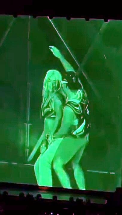 El besote que se dio Karol G y Feid en pleno concierto (+Vídeo)