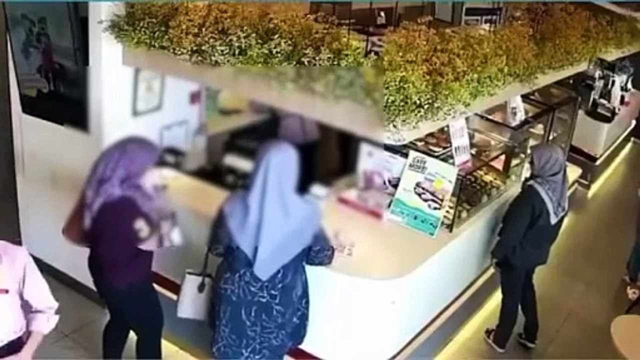 女子餐馆当扒手 干案过程全摄录