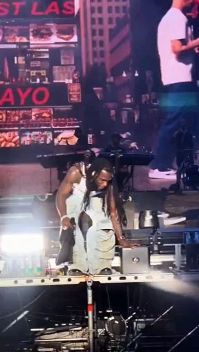 Burna Boy chute sur scène : La vidéo virale choque