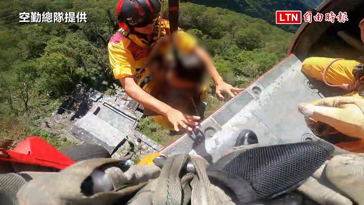 5天前無意下山的成大考古所教授 今因感冒搭空勤直升機就醫（空勤總隊/屏縣消防局提供）