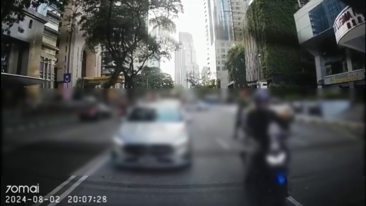 女子过马路疑没看路 险害惨摩哆骑士