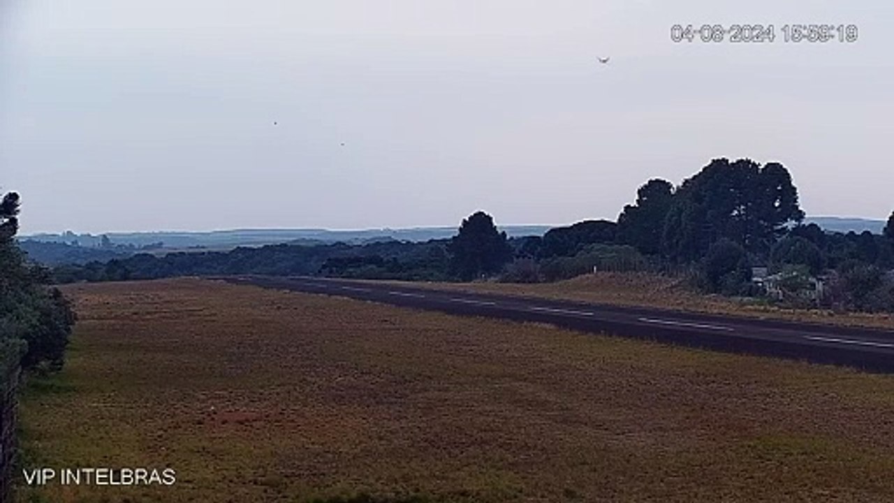 Momento em que avião com Carol de Toni faz pouso forçado