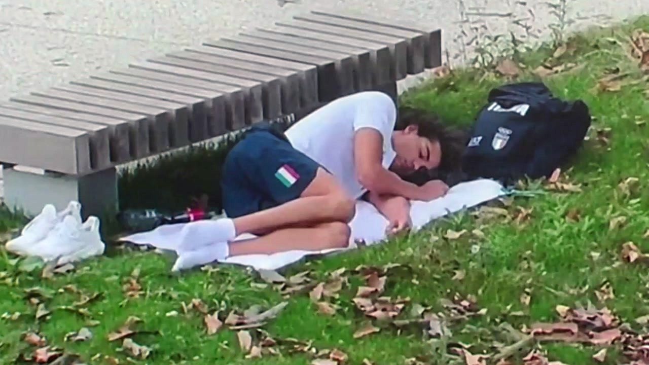 미남 수영선수, 왜 숙소가 아닌 공원에서 낮잠? [앵커리포트] / YTN