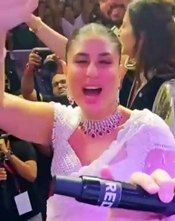 Stunning Kareena Kapoor Khan: A Star Shine ✨