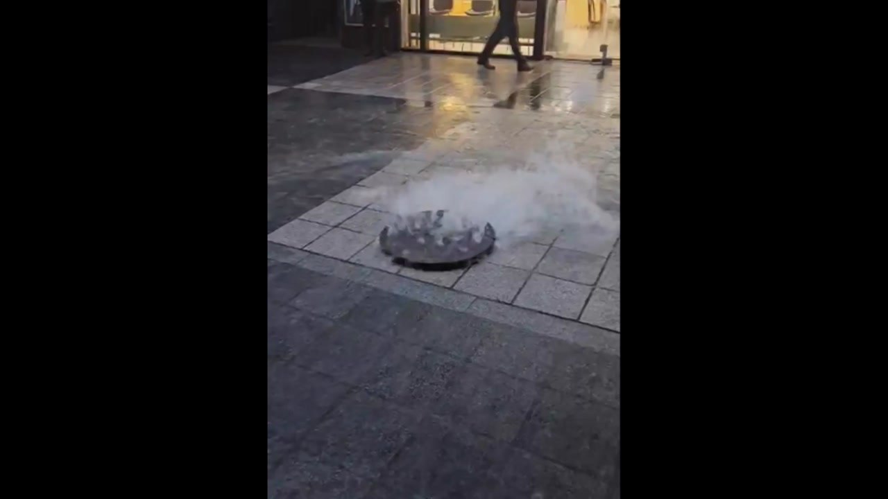 서울 동남권 한때 호우 경보...도로 잠기고 역류 / YTN