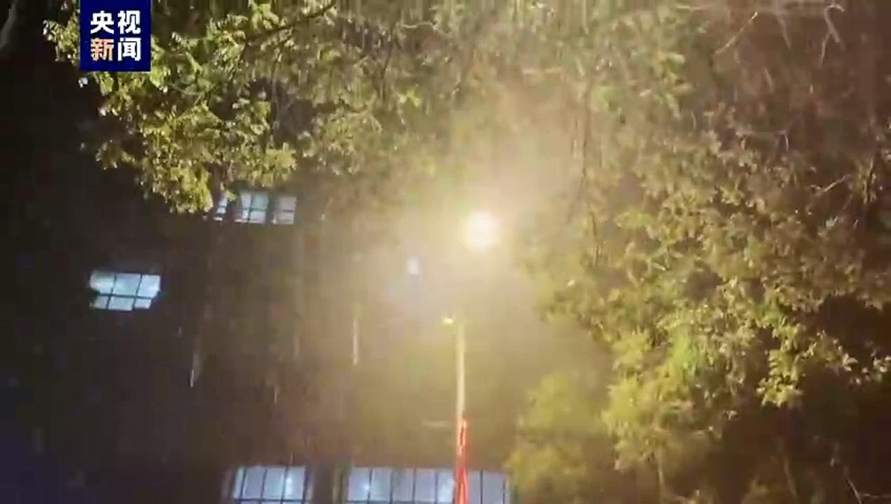 陕西遭遇大暴雨 多辆汽车被洪水冲走