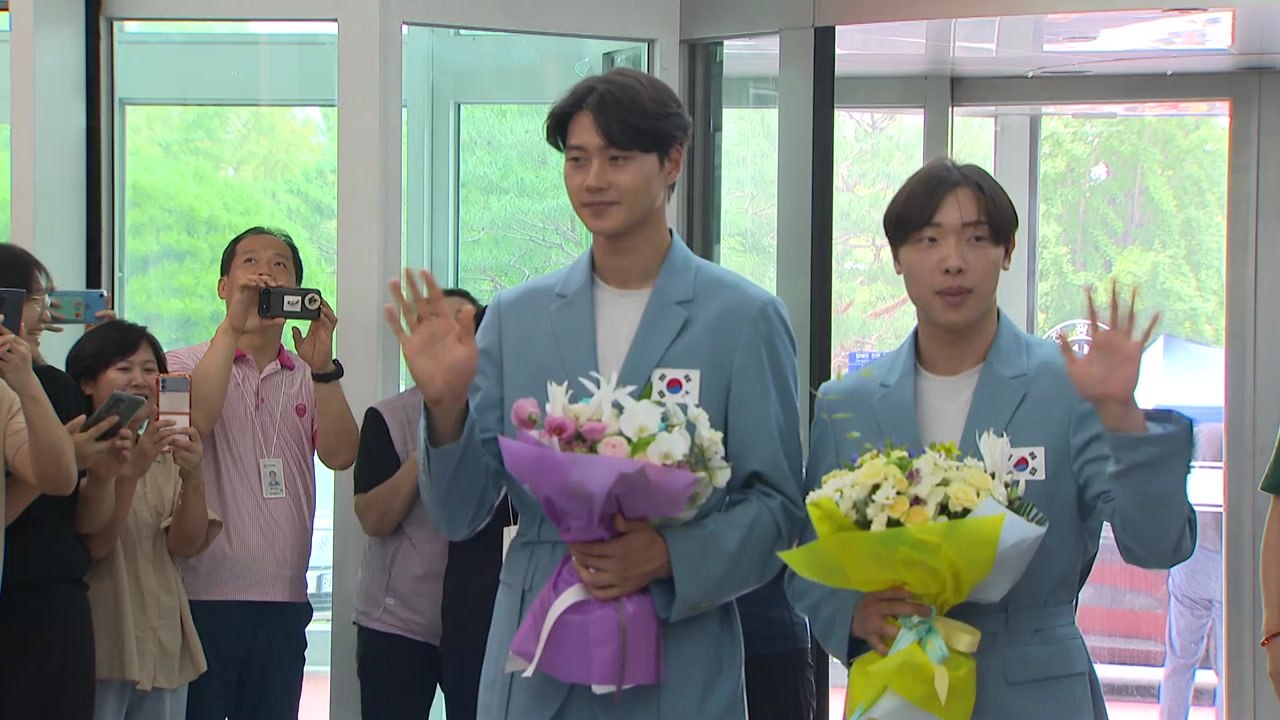 '펜싱 금메달' 오상욱·박상원 환영행사..."성심당 뛰어넘는 선수 될 것" / YTN