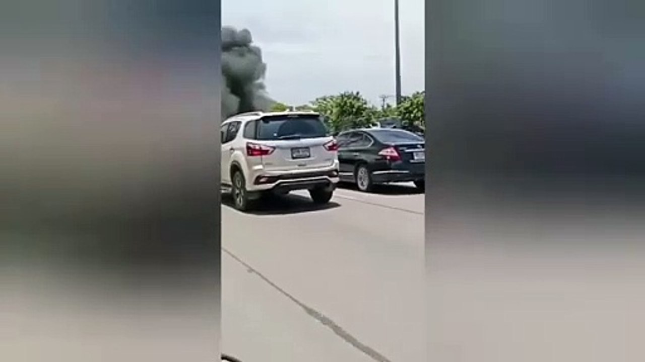 🔥 ไฟไหม้รถโฟล์คกลางถนนกาญจนาภิเษก นนทบุรี ผู้ใช้ถ่ายคลิปไว้ได้