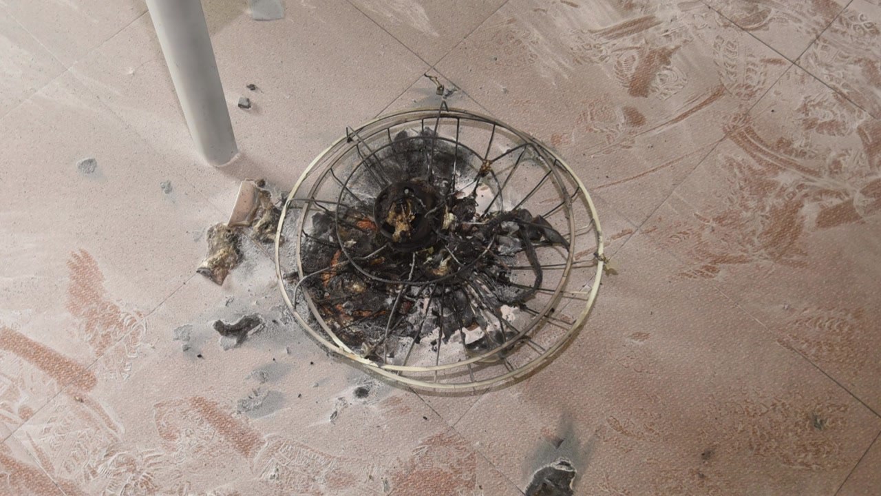 초등학교 교실 천장 선풍기 불...학생 3명 대피 / YTN