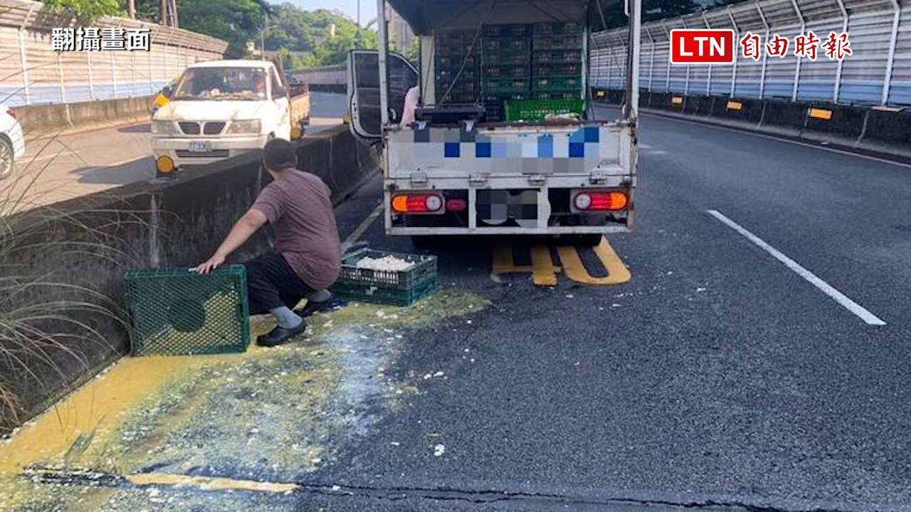 新北貨車繩索斷裂雞蛋灑滿地 路過機車騎士噴飛（翻攝畫面）