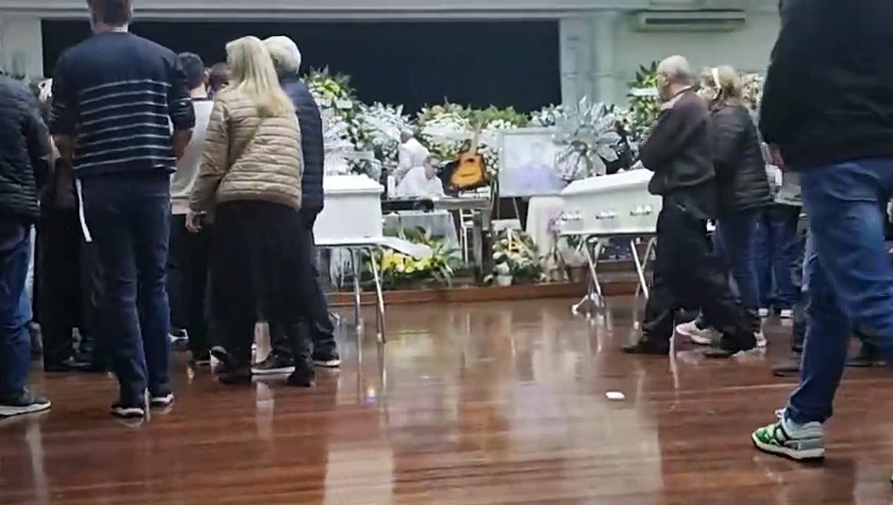 Cerimônia de corpo presente do casal Zini emociona amigos e familiares