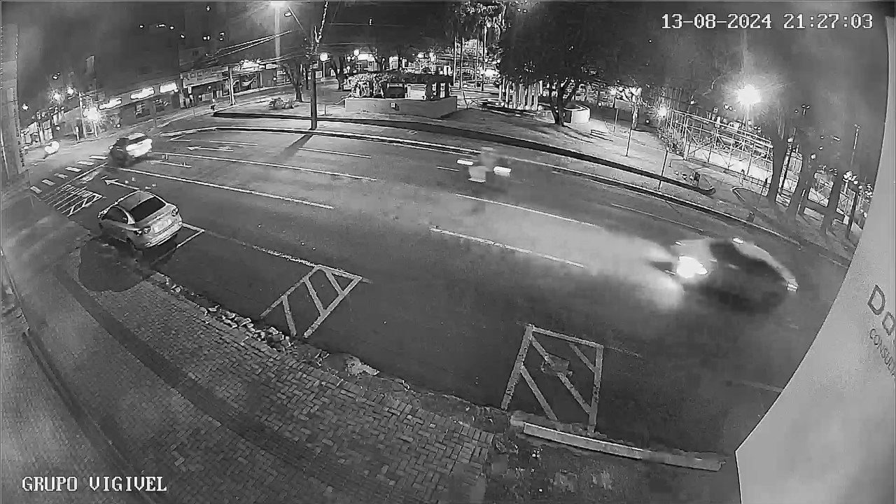 Imagem flagra batida na Rua Rio Grande do Sul entre automóvel e moto