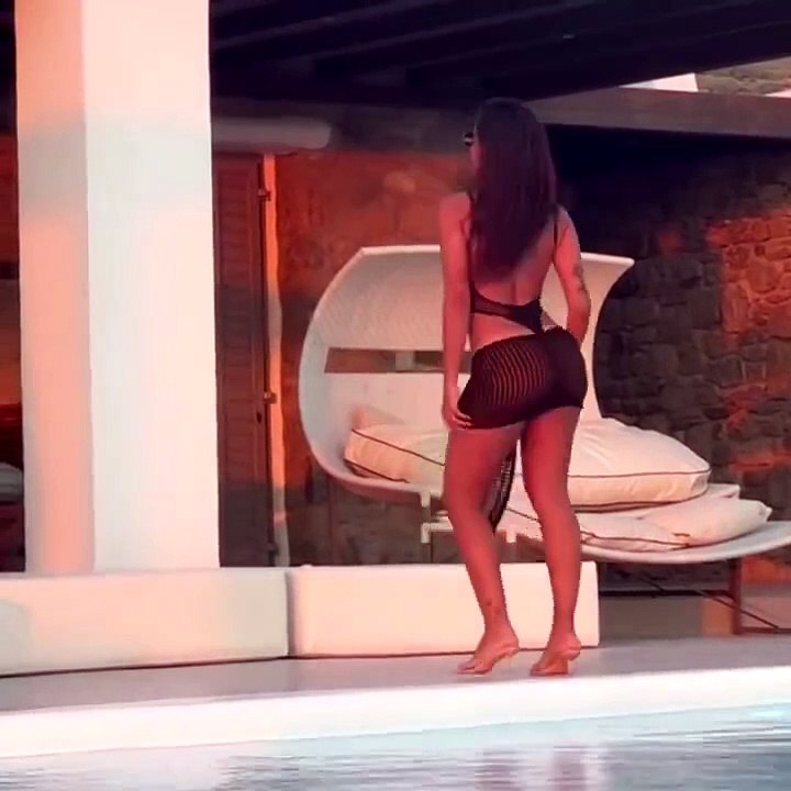 Anitta sensualiza à beira da piscina na Grécia ao som de nova música