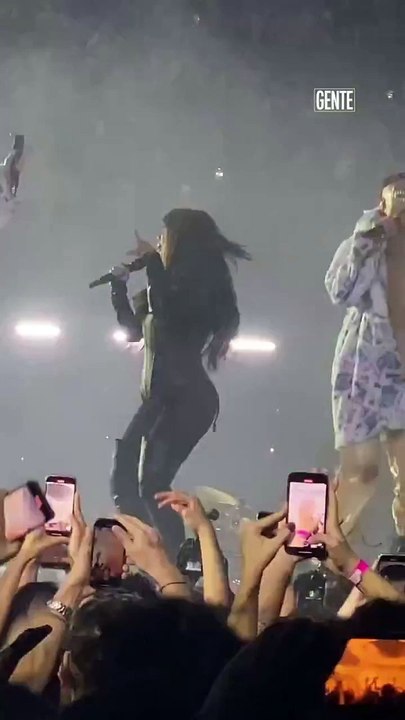 Wanda Nara debutó en el escenario al ritmo de Bad Bitch y terminó a los besos con Ca7riel y Paco Amoroso