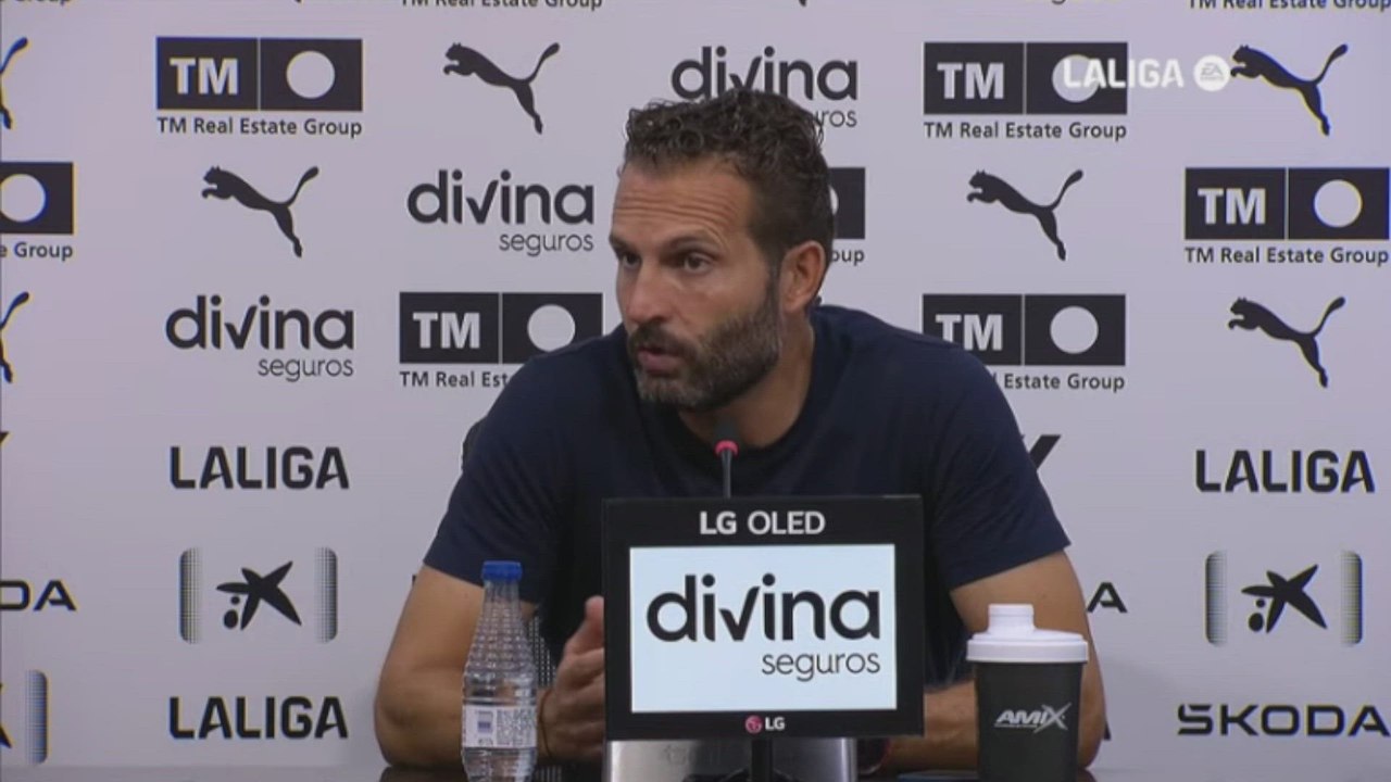 Baraja analiza la posible expulsión de Pau Cubarsí por segunda amarilla