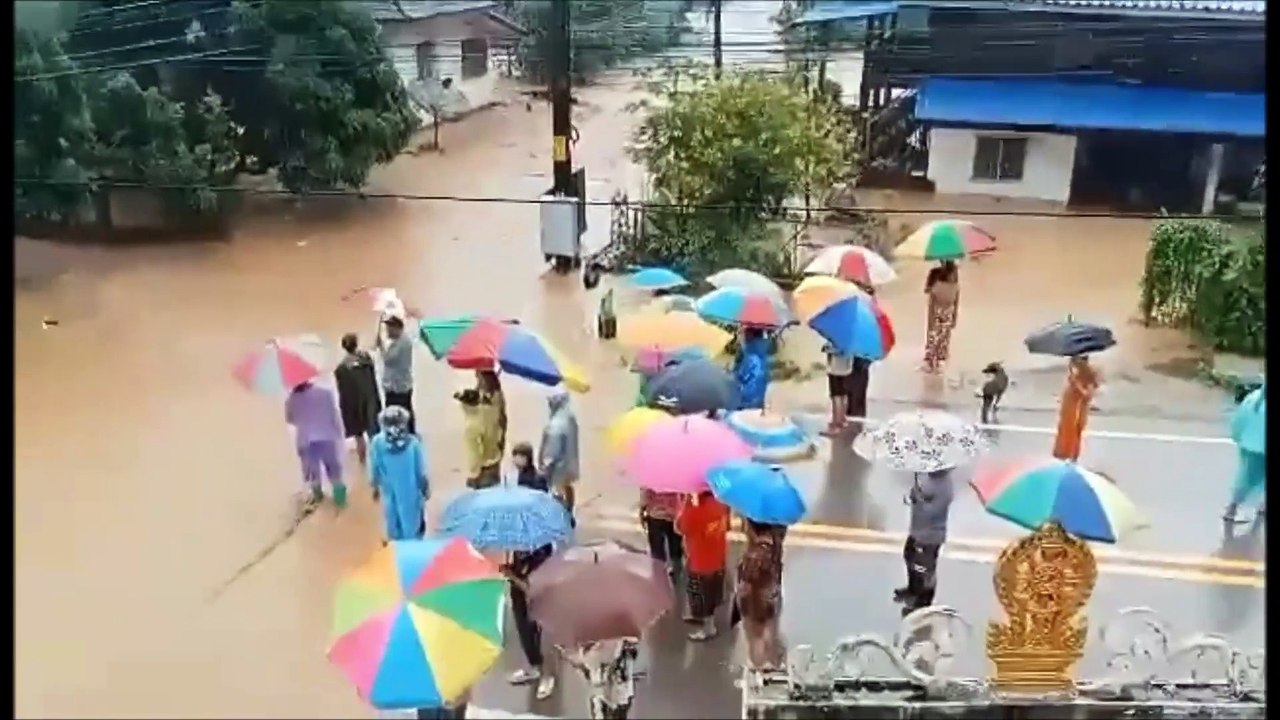 น่ากลัวมาก นาทีน้ำป่าทะลักท่วมเวียงแก่น ชาวบ้านต้องหนีขึ้นหลังคาเอาชีวิตรอด (มีคลิป)