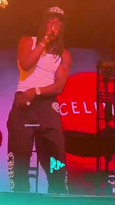 Gazo fait tomber son micro sur scène 