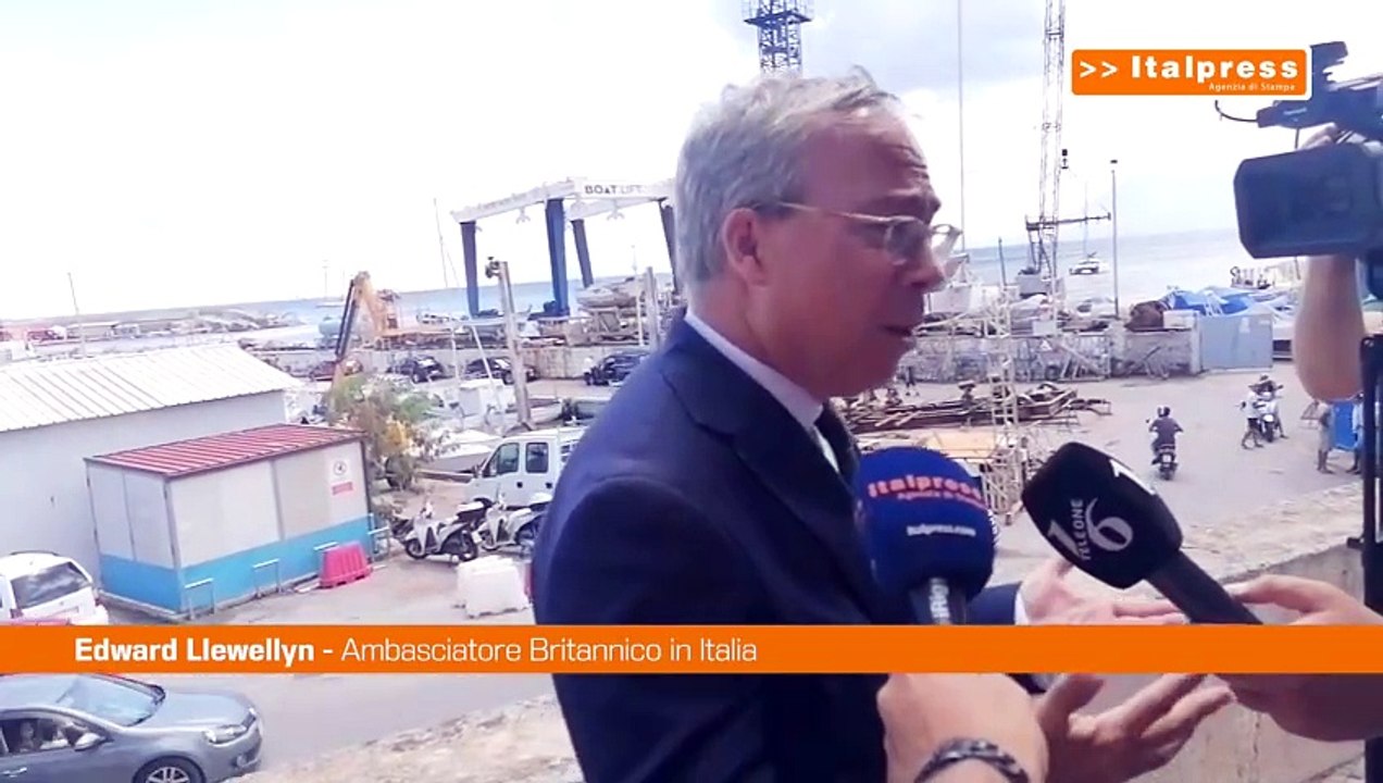 L'ambasciatore inglese Edward Llewellyn incontra i superstiti del Bayesian