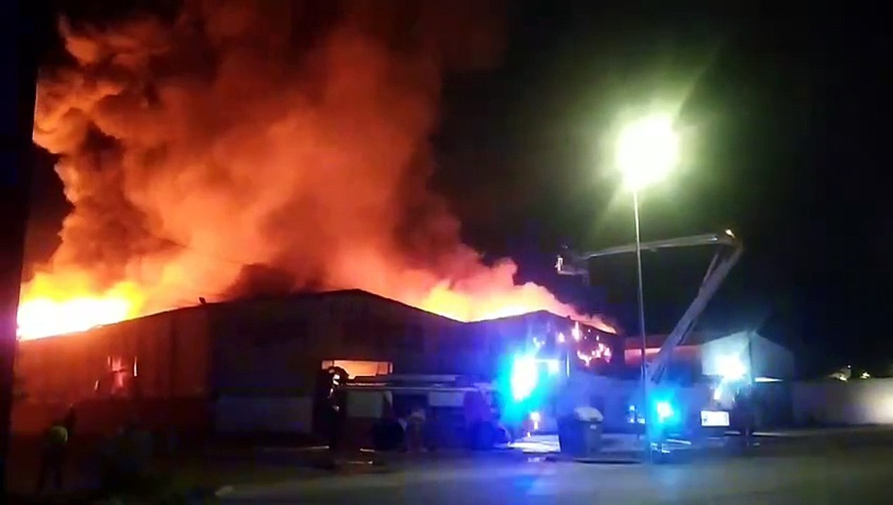 Espectacular incendio en un bazar en una zona industrial de Tomelloso