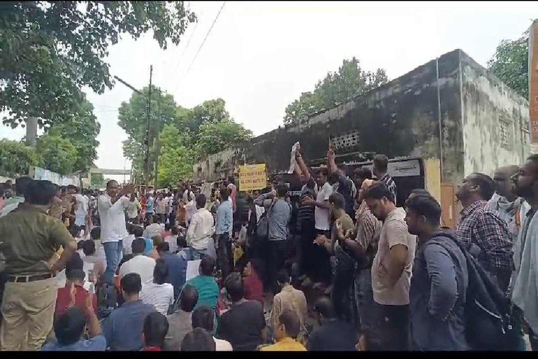 69,000 शिक्षक भर्ती के चयनित अध्यापकों का लखनऊ में धरना: सूची में बदलाव न करने की मांग