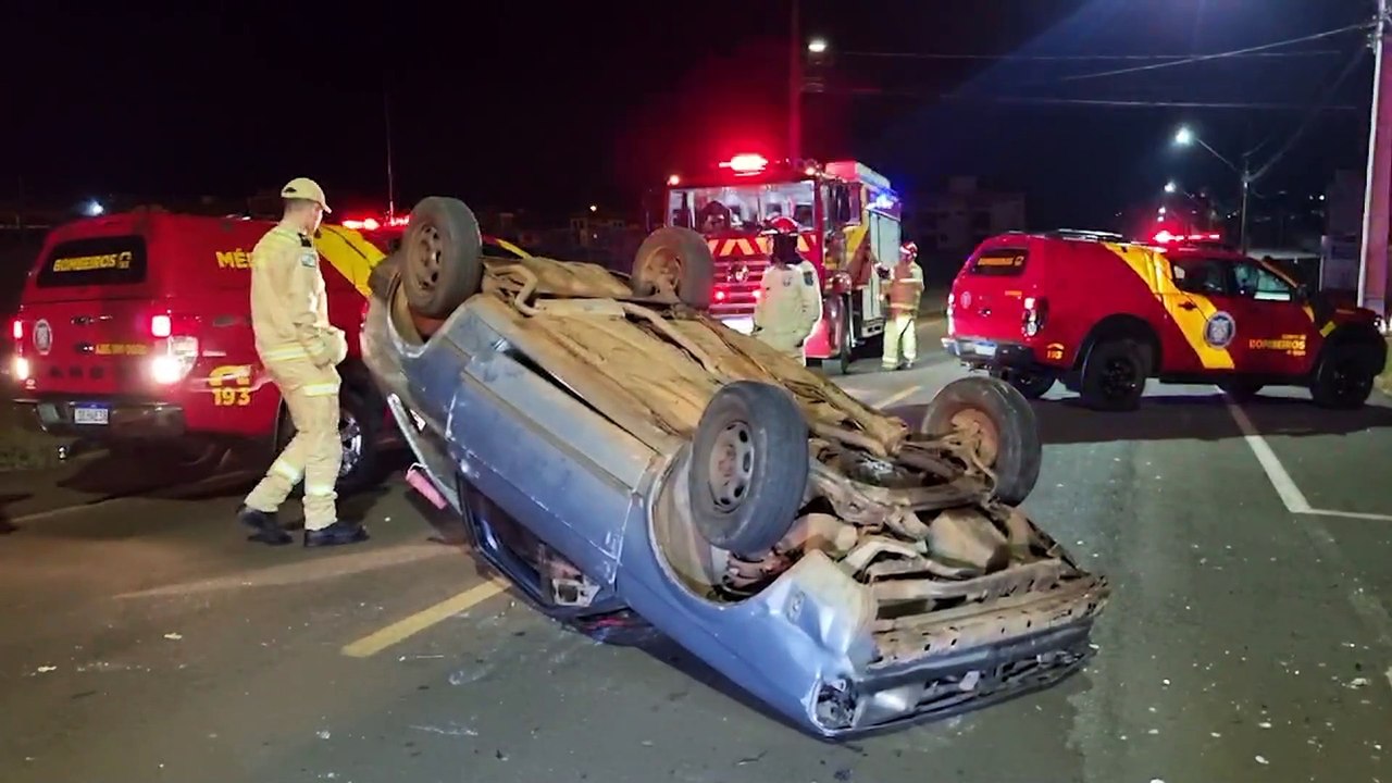 Gol quadrado capota após colidir em carro estacionado no Florais do Paraná