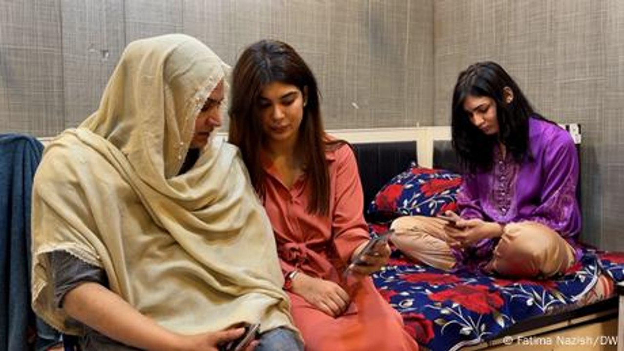 Pakistan: Transgender entertainers face extortion
