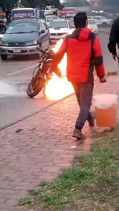 Motocicleta termina incinerada en la zona de la Bimodal