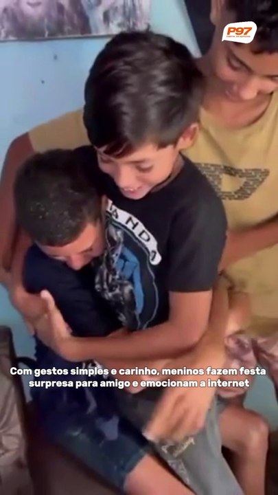 Amizade verdadeira: com gestos simples e carinho, meninos surpreendem amigo em festa; assista o vídeo