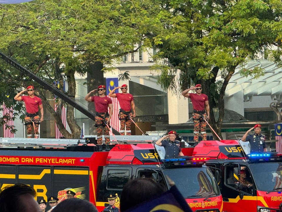 倪可敏亲参与国庆游行 成我国部长史上首人