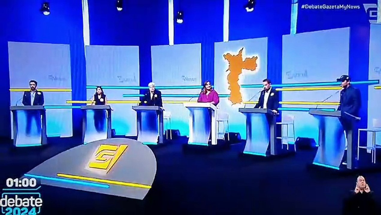 Datena avança para púlpito de Marçal durante debate