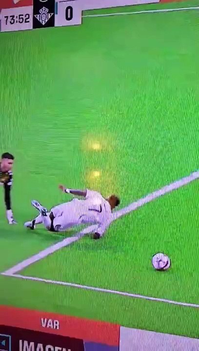 Vinicius protagoniza el último penalti polémico del Real Madrid