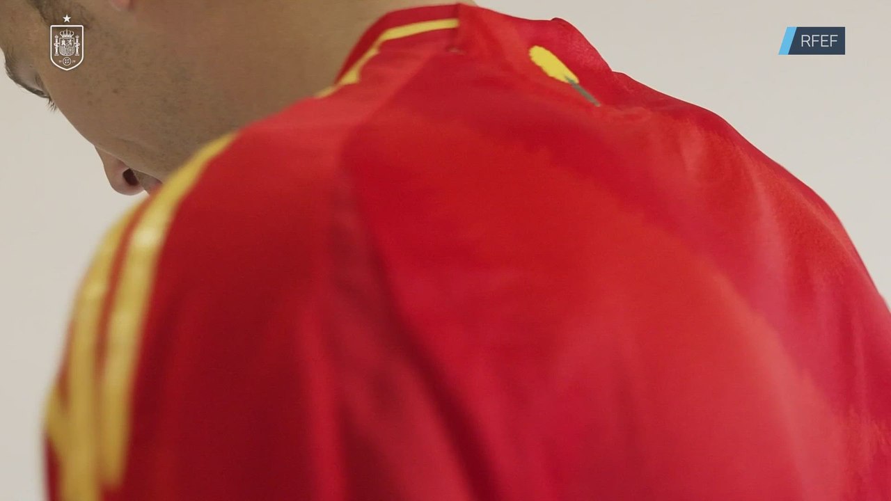 YEREMY, ROBERT SÁNCHEZ, PEPELU y PAU TORRES posan con la camiseta de la selección